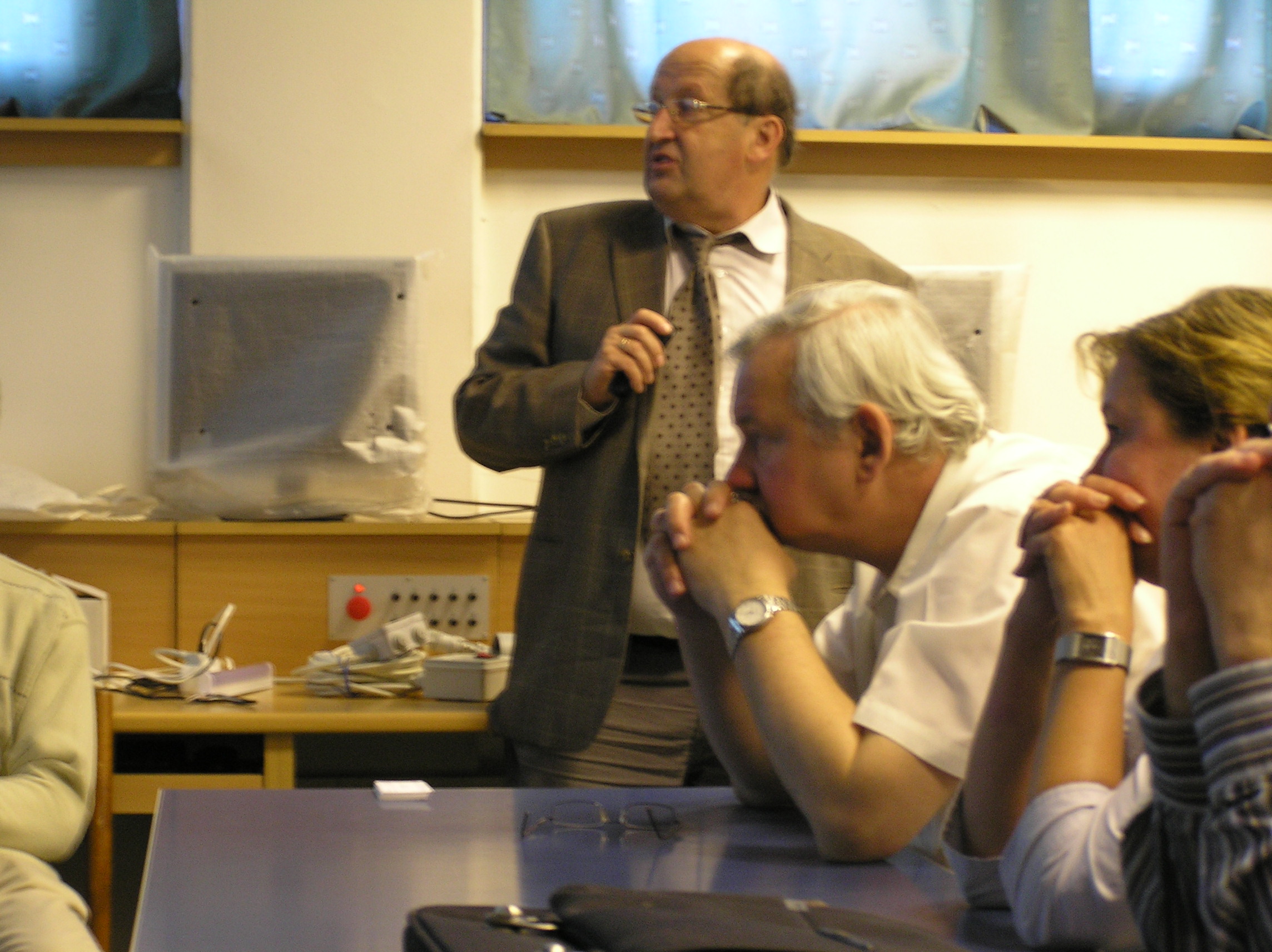 Az előadó munka közben - Görög tanár úr elmélyülten figyel